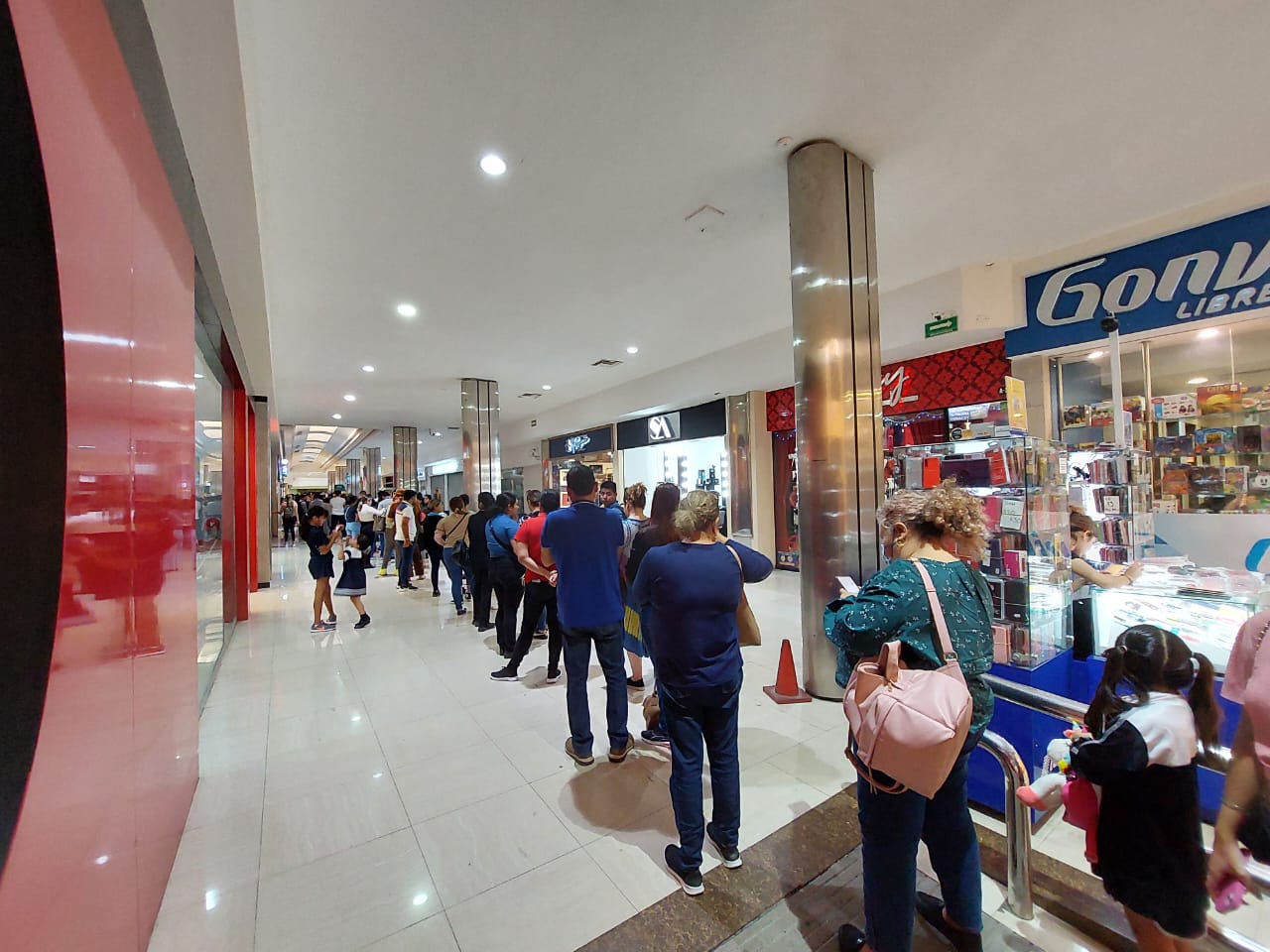 ¡Con silla plegable y todo! Mazatlecos hacen largas filas para comprar boletos para el Carnaval