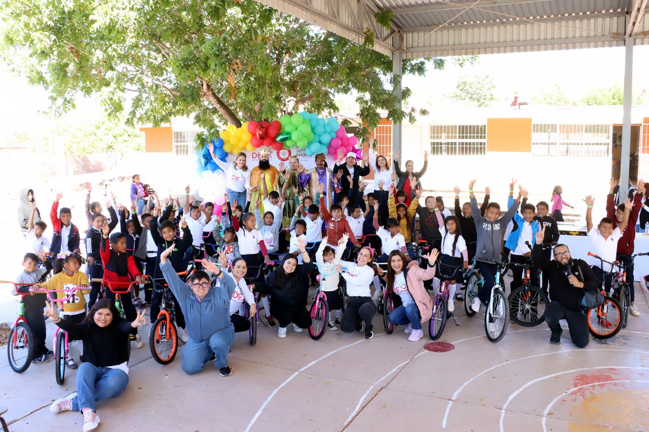 DIF Ahome hace posible la llegada de los Reyes Magos a Choacahui en San Miguel Zapotitlán