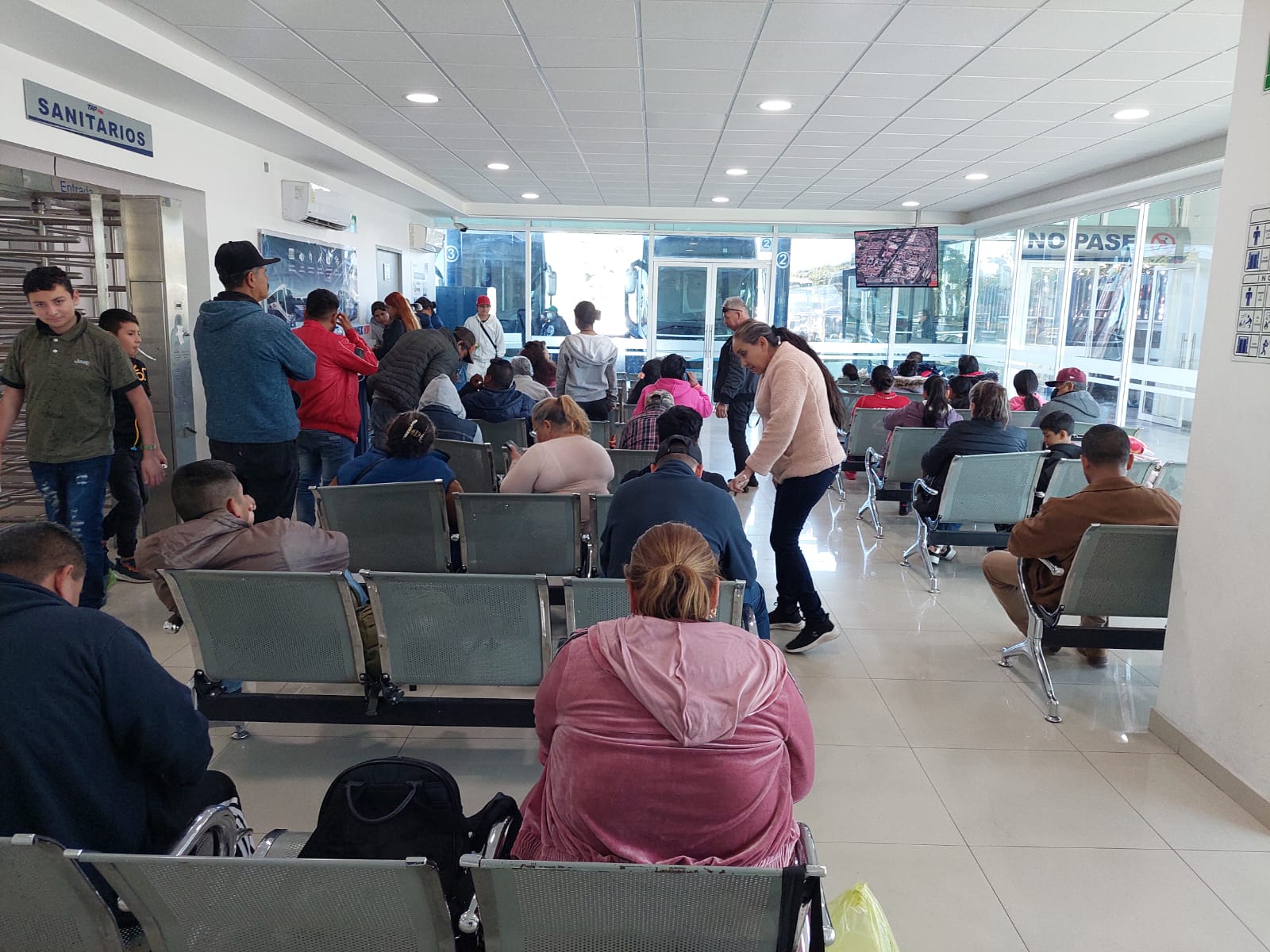 En Los Mochis, decenas de pasajeros a la espera de reanudación de corridas federales