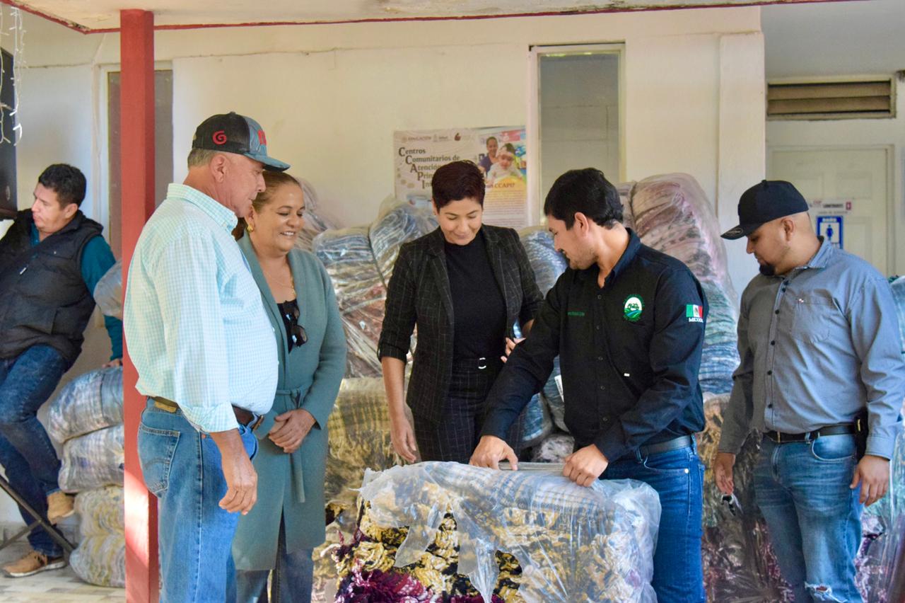 Recibe alcalde de El Fuerte donación de 600 cobijas y mobiliario escolar de parte de Lolis Cota y familia