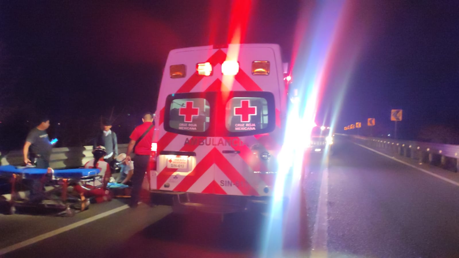 Dos jóvenes derrapan en su moto y quedan sangrando de la cara en Mazatlán
