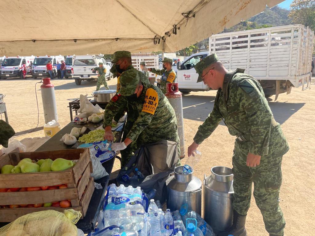 Ejército Mexicano y Guardia Nacional realizan labor social en Jesús María, tras recaptura de Ovidio Guzmán