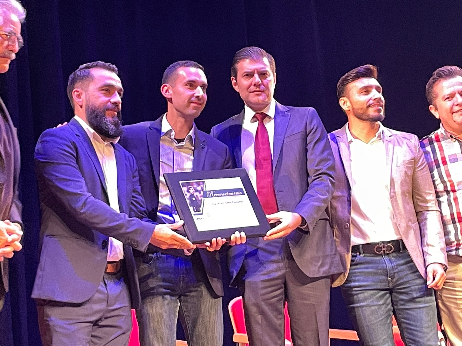 El árbitro mundialista César Arturo Ramos Palazuelos, recibió homenaje por el ayuntamiento de Culiacán