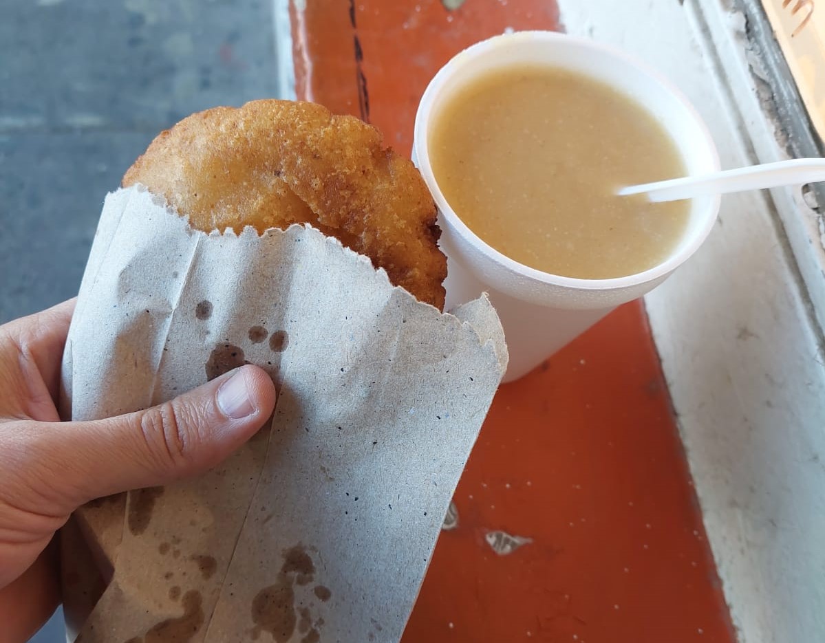 El frío acerca a mochitenses al atole de pinole, champurrado y torrejas de maíz