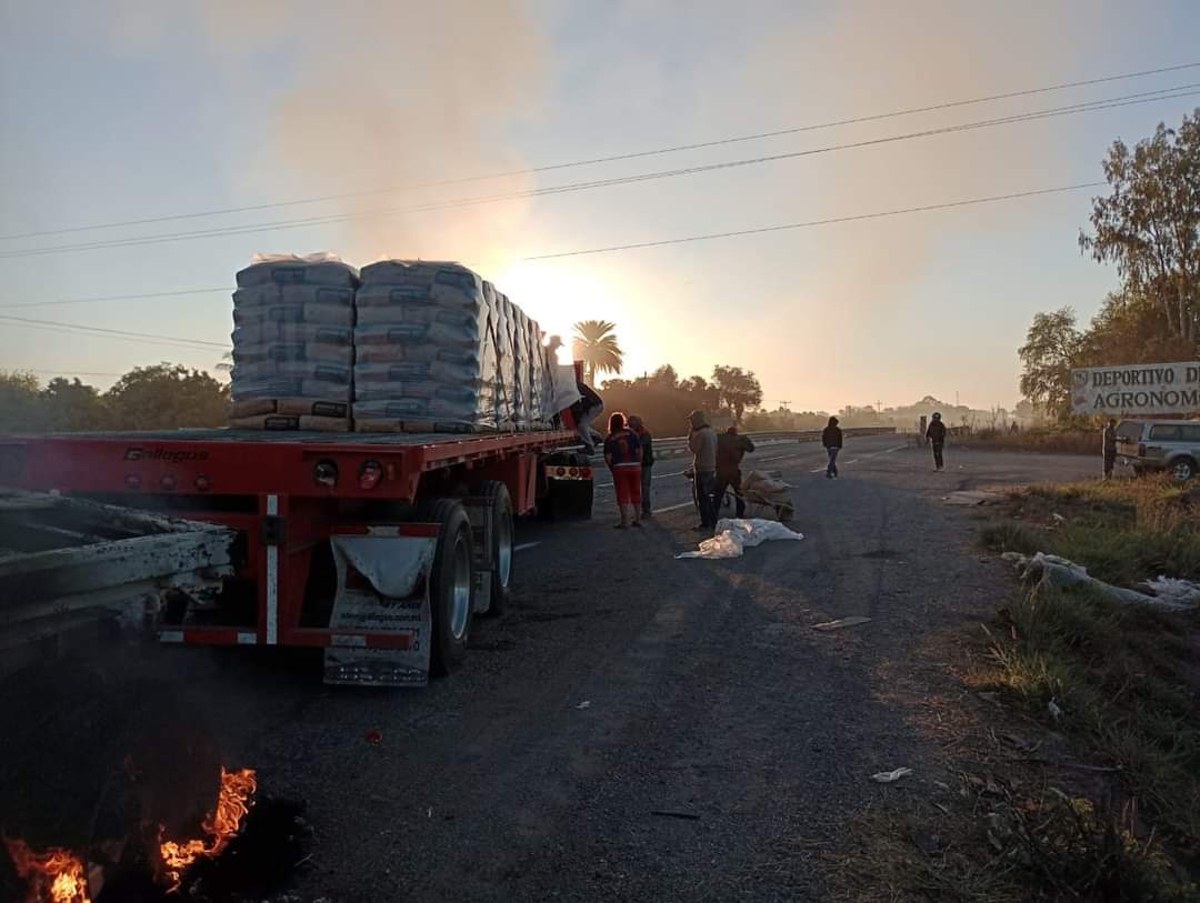 En medio de la crisis de violencia por detención de Ovidio Guzmán, hacen rapiña de tráileres incendiados, en Ahome