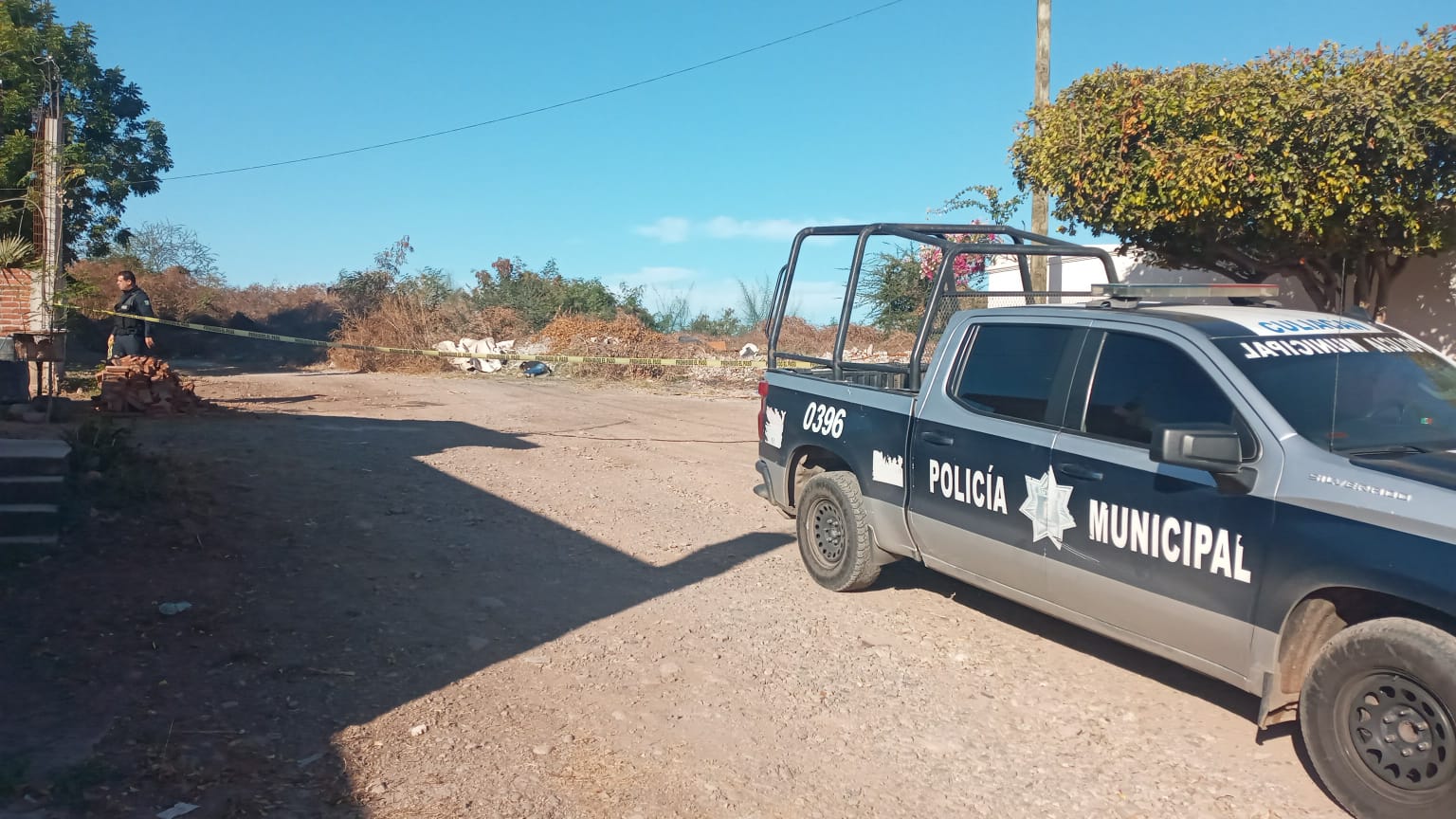 Encuentran asesinado a un joven con una pistola junto a su cadáver al sur de Culiacán
