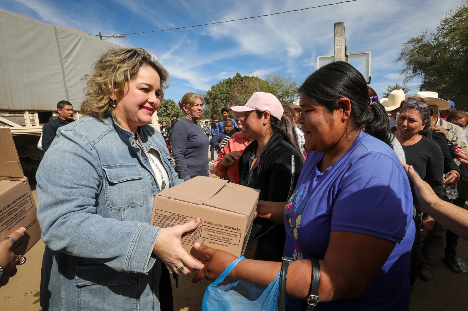 Entrega Eneyda Rocha apoyos a comunidades en el municipio de El Fuerte