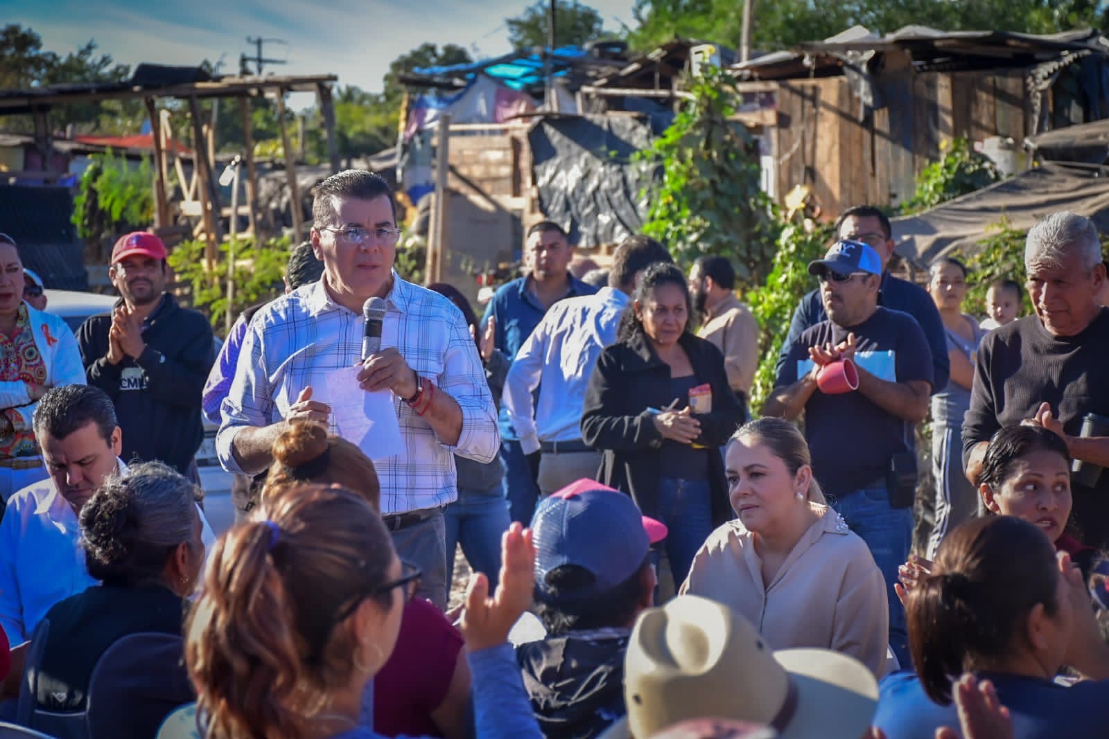 Escucha alcalde de Mazatlán necesidades de los vecinos de la invasión ‘Los Acantos’
