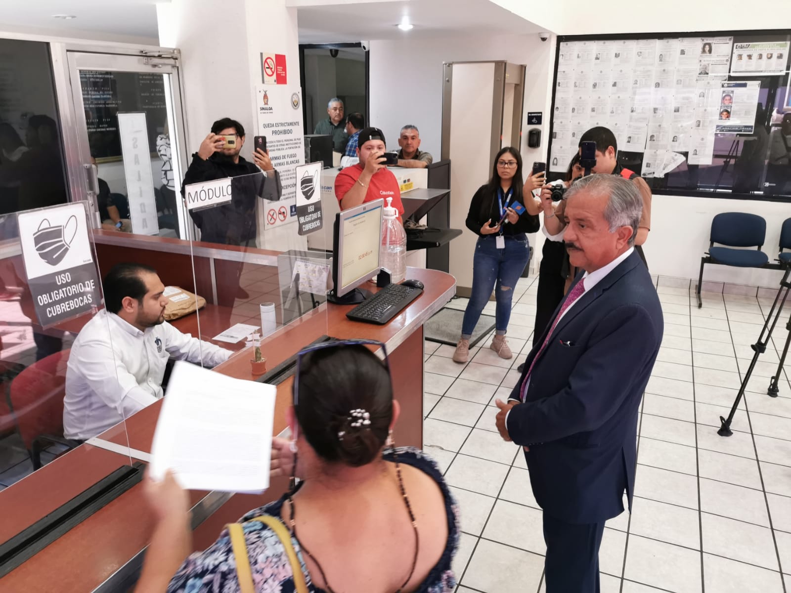 Entrega Estrada Ferreiro en Fiscalía documento de solicitud para que se desista del proceso contra viudas