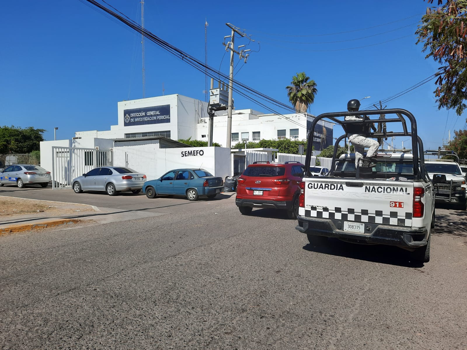 Elementos de la Guardia Nacional blindan las instalaciones de Semefo, en Culiacán