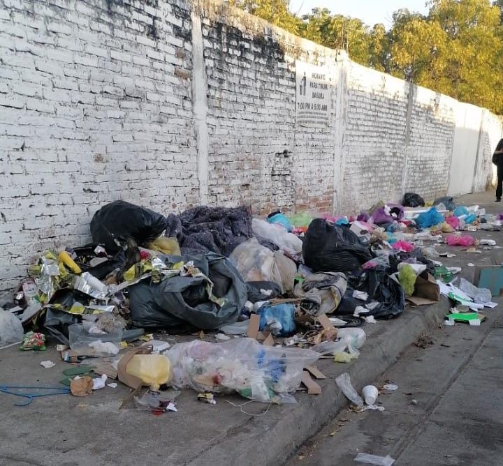 ¿Y el Ayuntamiento? Hasta los salones va a dar la peste a basura en la primaria Ignacio Altamirano