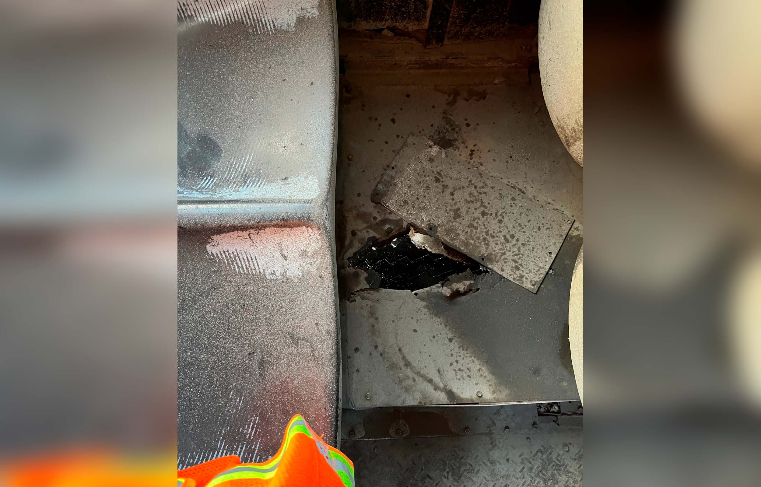 (VIDEO) Con un cordón y una tela advierten a usuarios sobre peligroso hoyo en camión urbano de Mazatlán