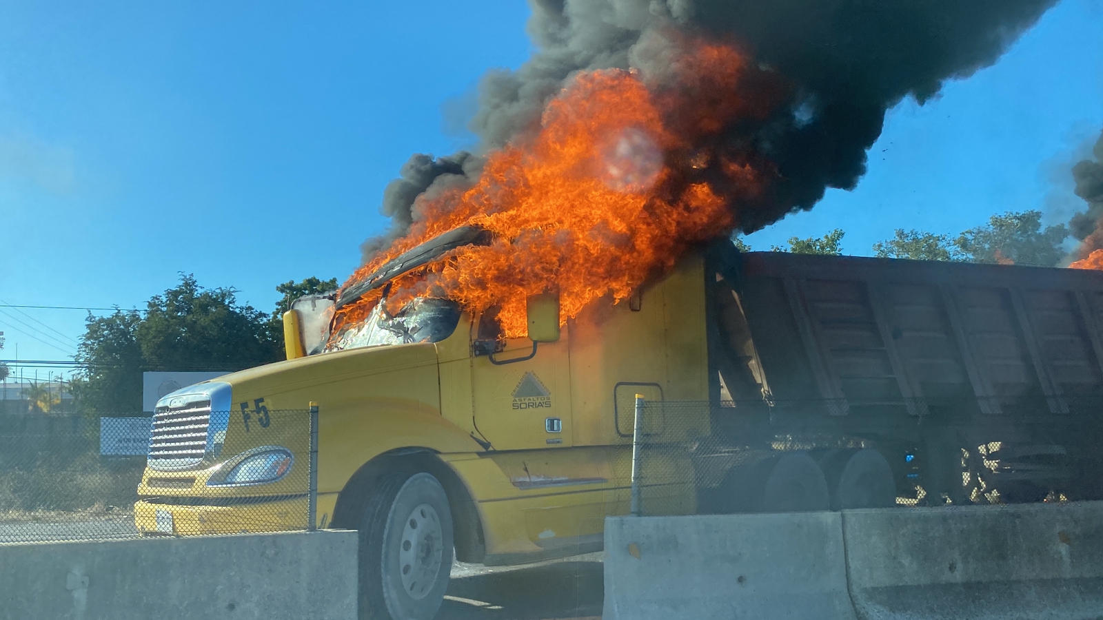 (VÍDEO) Tráileres incendiados obstruyen paso hacia el Aeropuerto en Mazatlán