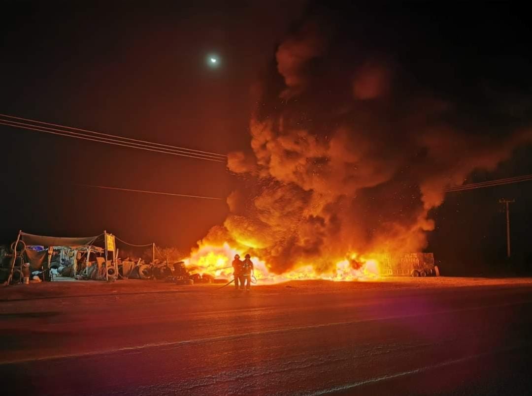 Se incendia llantera durante la madrugada en Villa Unión