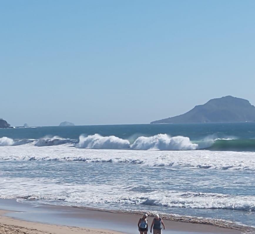 Incrementa el oleaje en  Mazatlán y se suspende la navegación de embarcaciones menores