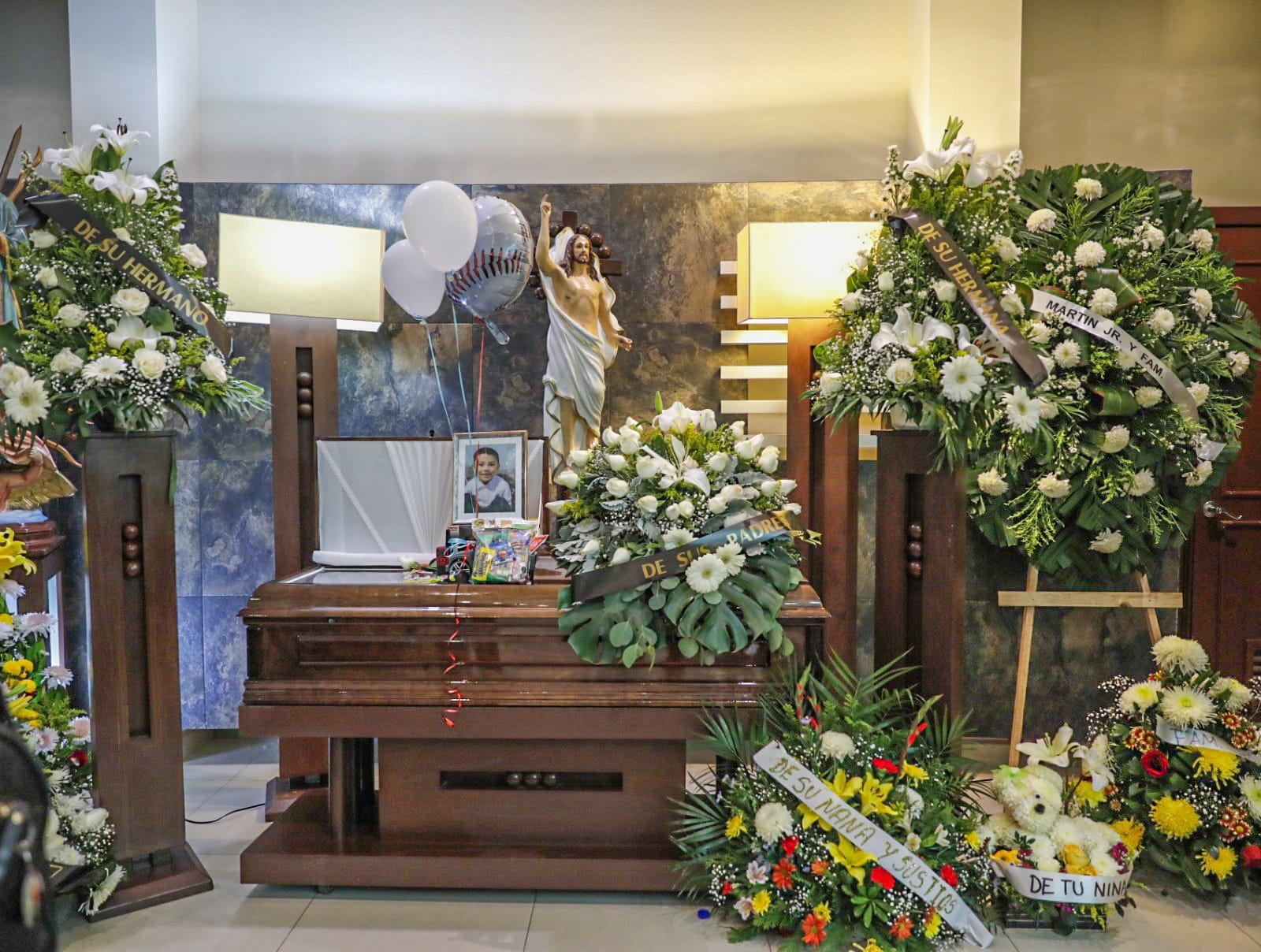 Con dulces, globos y un par de carritos sobre su ataúd, dan el último adiós a Jared, víctima de ‘bala perdida’