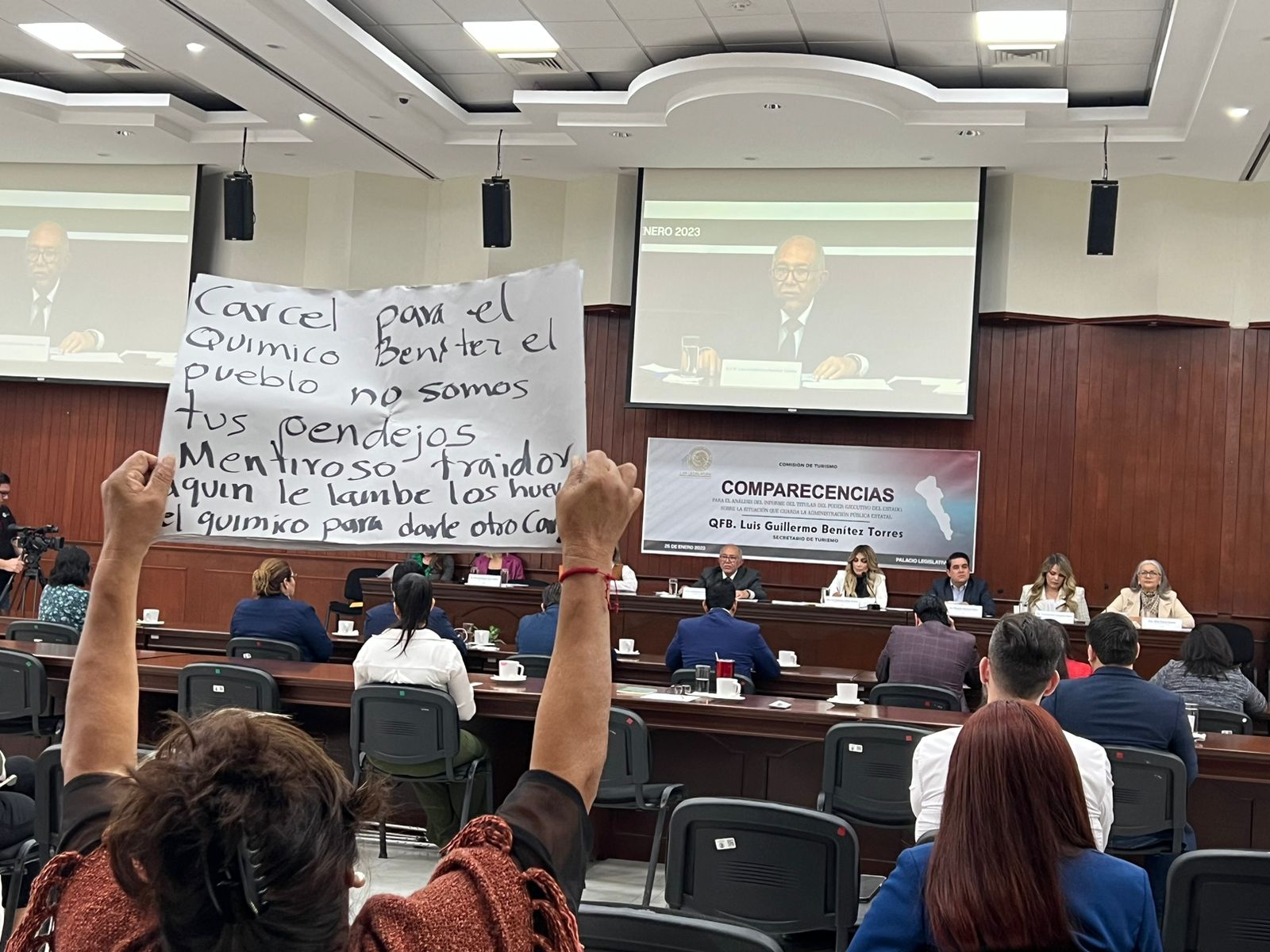 Le ‘llueven’ críticas al ‘Químico’ en comparecencia ante diputados