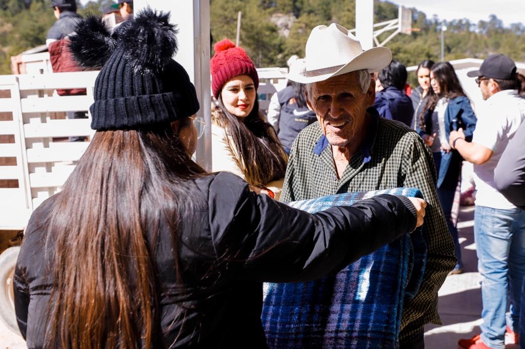 Lleva DIF Sinaloa abrigo a habitantes de Santa Gertrudis, en la sierra de Badiraguato