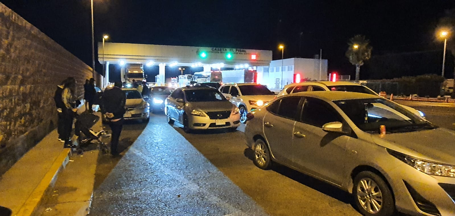 (VIDEO) Indignante: Megabache en la Benito Juárez afecta al hilo a más de 17 vehículos