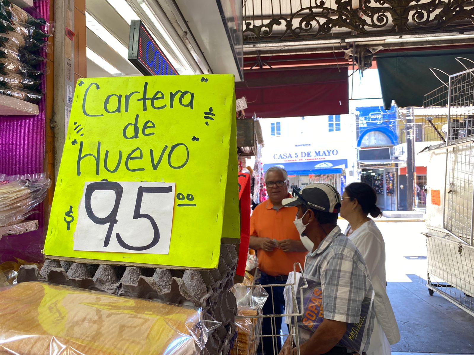‘Al rato vamos a cosechar nosotros mismos’: Amas de casa compran menos ante aumento de precios