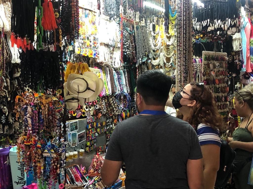 ¡Están llenando los anaqueles! En el Pino Suárez ya se están surtiendo de recuerdos alusivos al Carnaval
