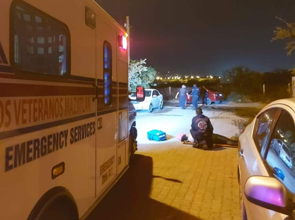 En el suelo y golpeada dejan a mujer tras riña en Mazatlán