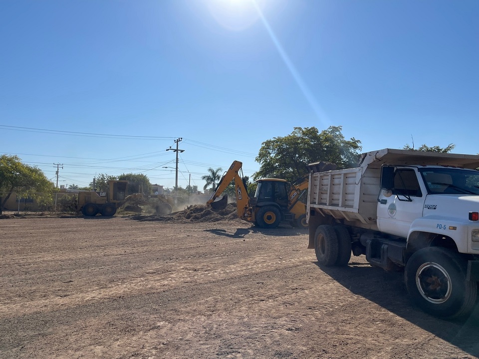 Municipio y módulo de riego de El Carrizo se coordinan para limpieza de espacios públicos
