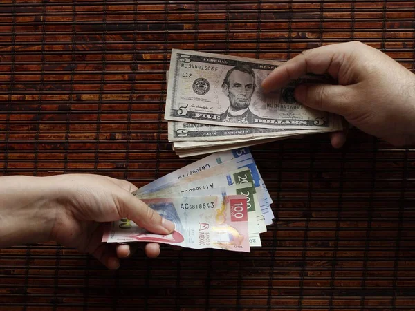 ‘Esto no sale en los periódicos’, destaca López Obrador cotización del dólar a menos de 19 pesos