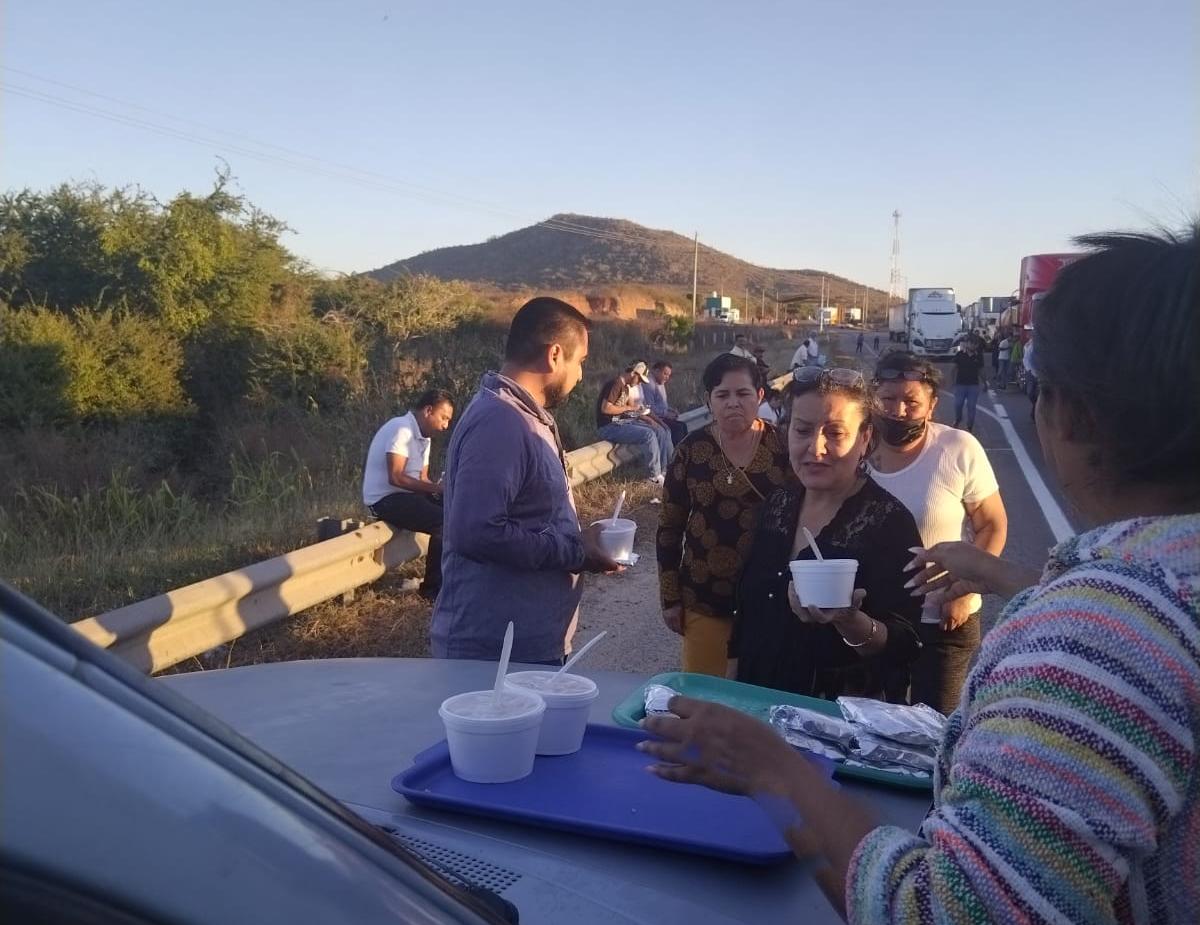 ¿Y la autoridad? Pobladores de Celestino Gasca alimentan a los varados en la Mazatlán-Culiacán