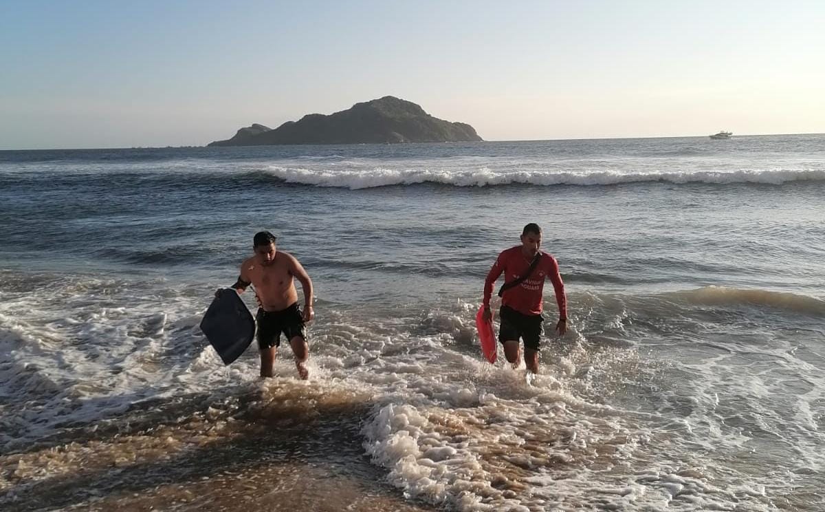 Policía Acuática de Mazatlán rescata a turista de Guanajuato que era jalado por el mar