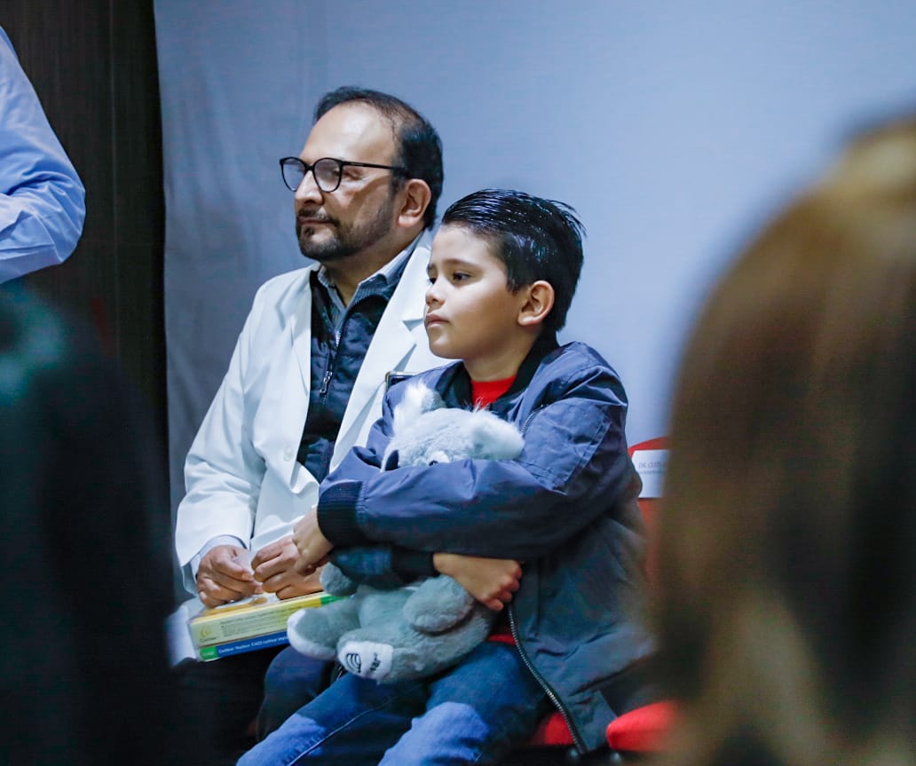 Gobernador aportará otros 5 mdp para continuar la colocación de implantes cocleares