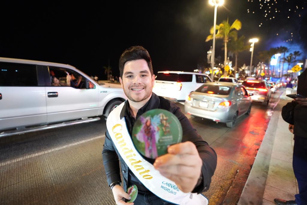 ¡Cada vez más cerca del Carnaval! Realizan tradicional pega de ‘calcas’ en el malecón de Mazatlán
