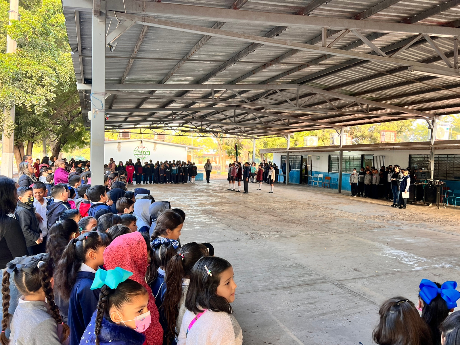“Mamá, ¿ya se fueron los malos, ya podemos salir?”, preguntaban los niños a sus padres en el regreso a clases