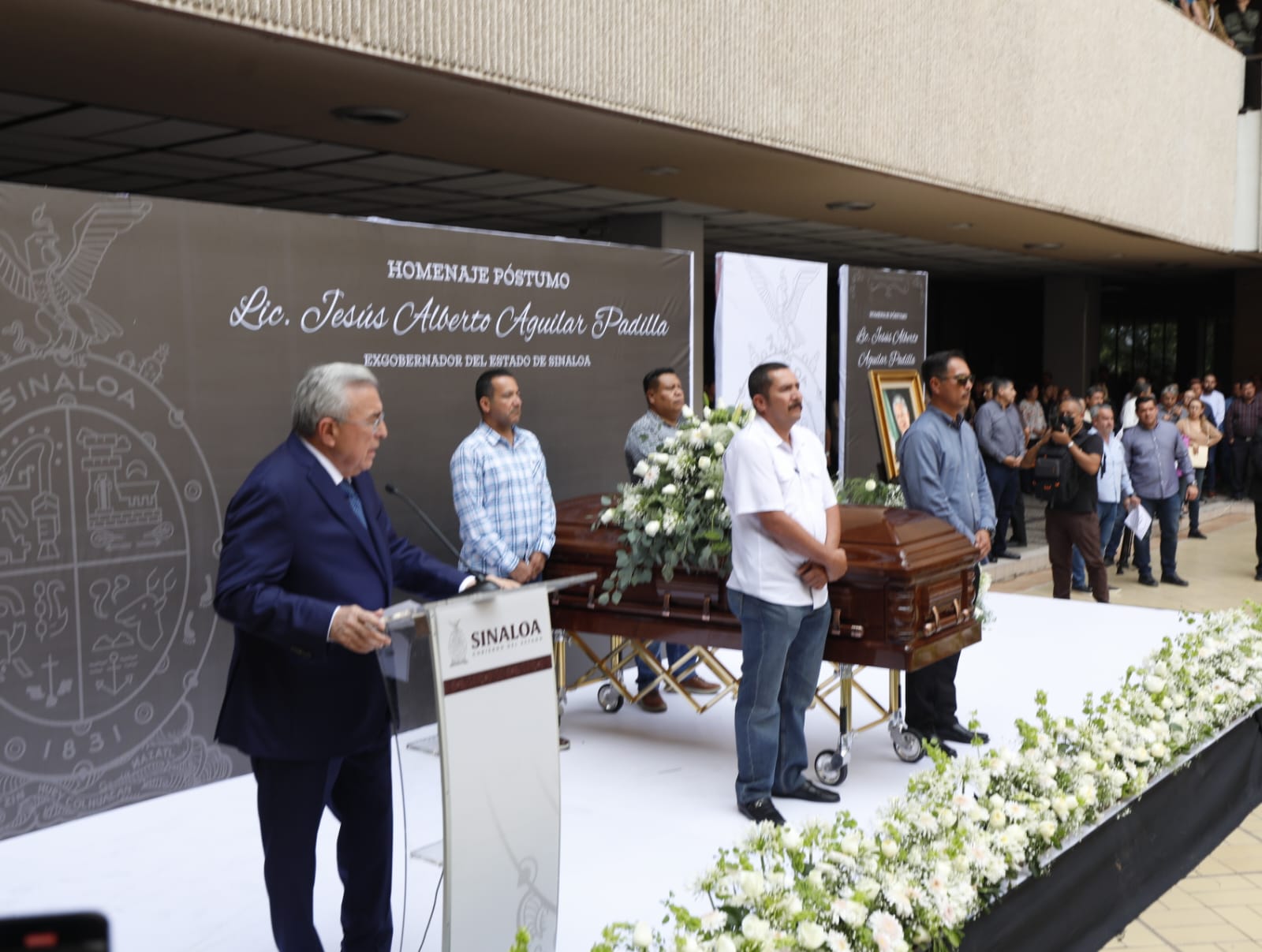 Rocha Moya monta guardia de honor en Palacio de Gobierno en homenaje a Aguilar Padilla