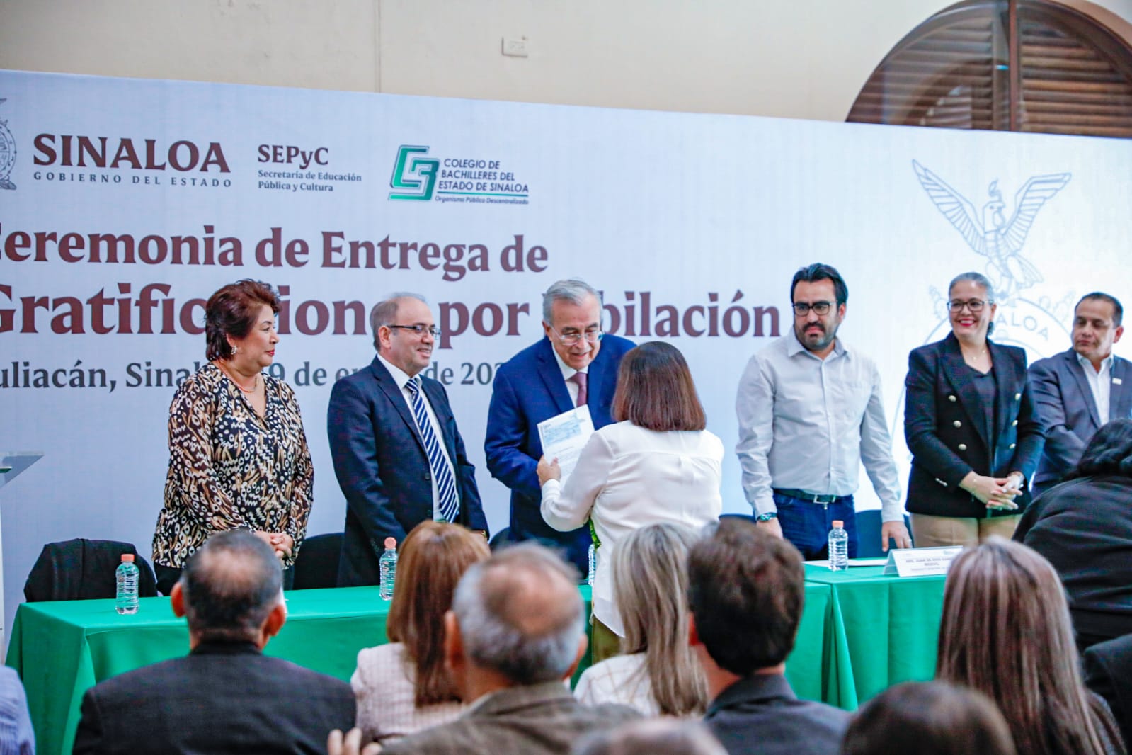 Rocha entrega gratificaciones por jubilación a personal de Cobaes