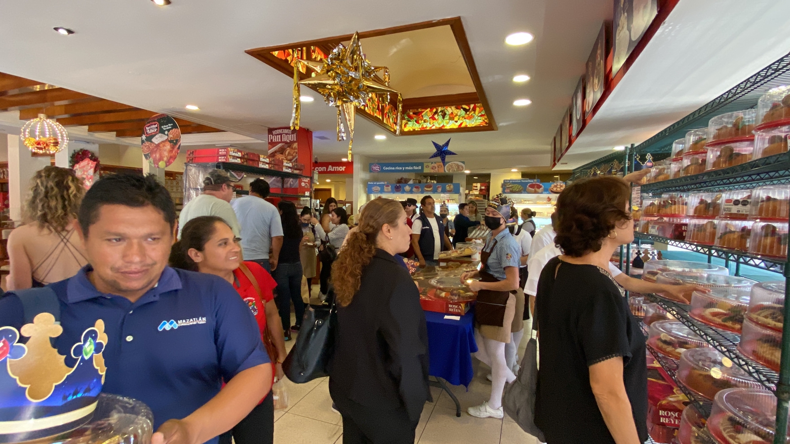 Mazatlecos salen a comprar la rosca de reyes tras vivir el jueves negro
