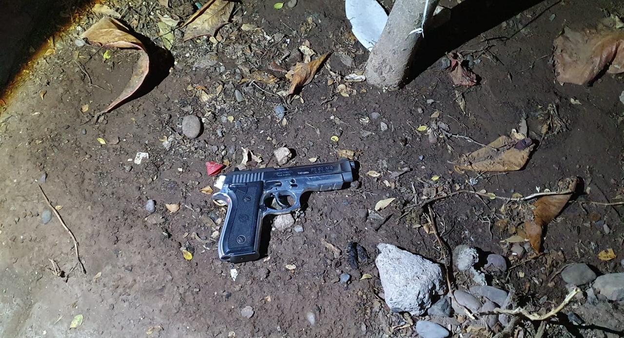 Salen corrieron y dejan una pistola tirada, al ver a policías en la Díaz Ordaz en Culiacán