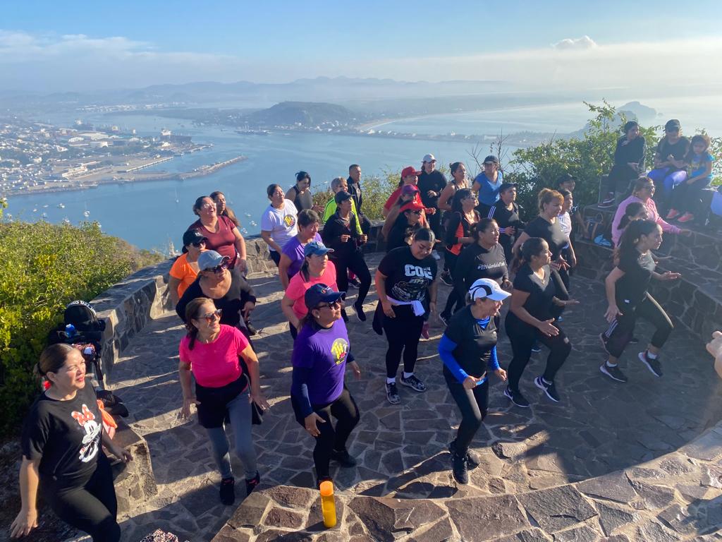 ‘Saludan al sol’ desde lo alto del Faro Mazatlán, más de 30 mujeres asisten a la activación física y emocional de este domingo