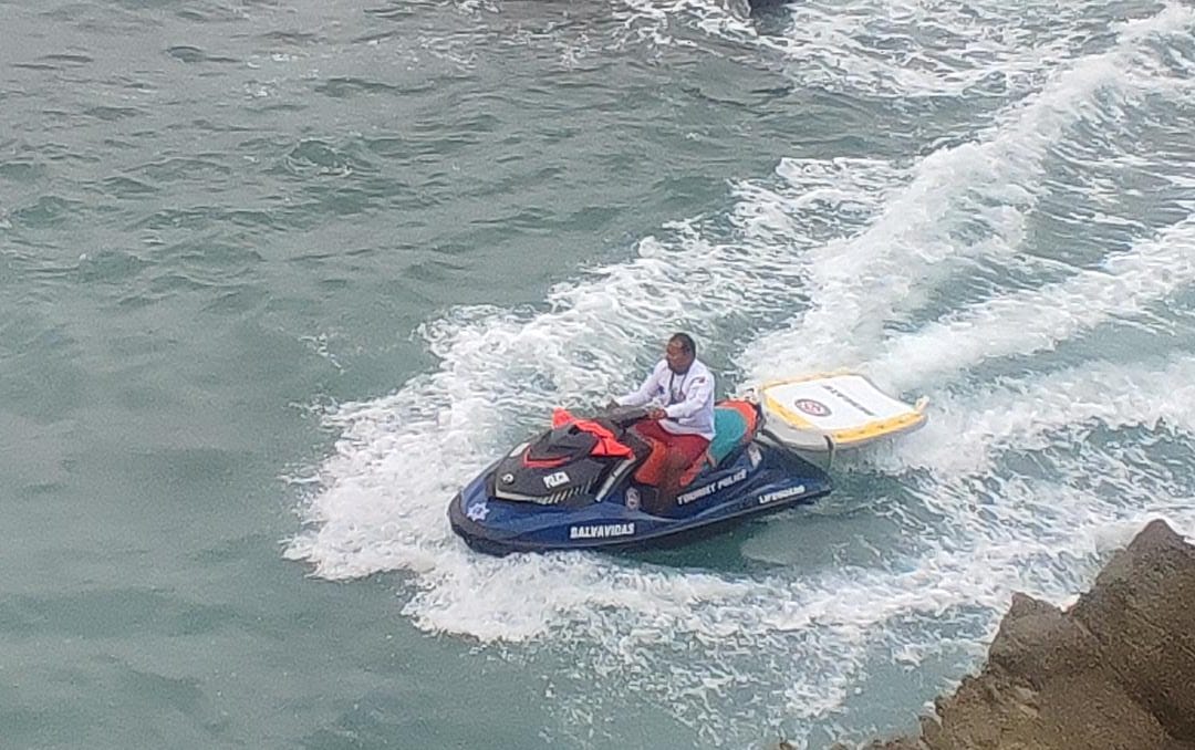 Salvavidas realizan simulacros de rescate a bañistas para estar preparados para carnaval