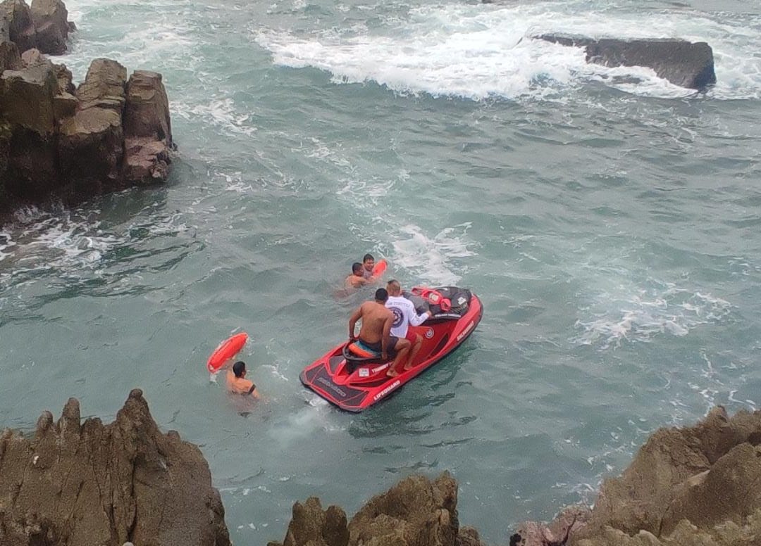 Rescatan a un hombre en las playas de Nuevo Altata, Navolato, Sinaloa