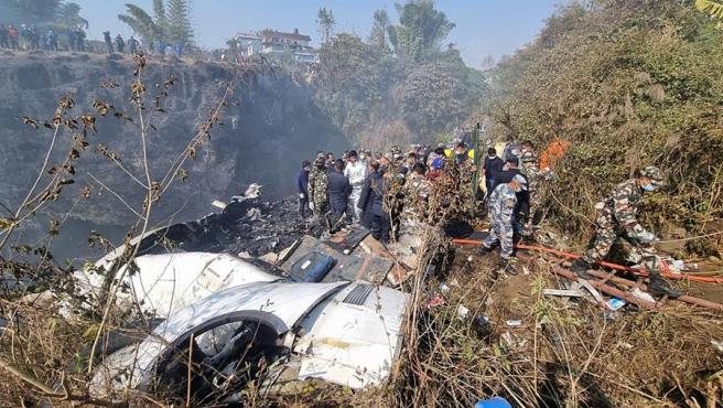 Tragedia| Se estrella avión en Nepal; recuperan 68 cadáveres