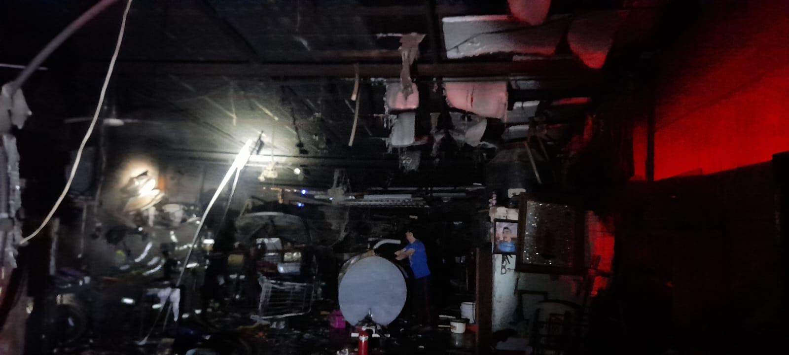 Se incendia taller mecánico en la colonia Jiquilpan, en Los Mochis