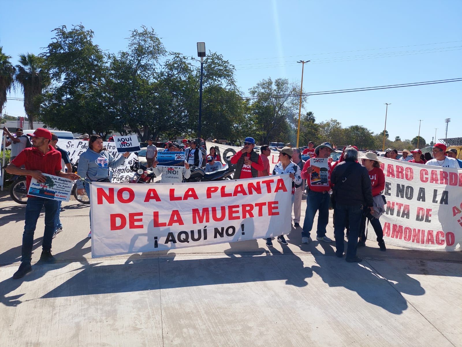 Se manifiestan pescadores a la llegada del secretario de Gobernación, Adán Augusto, en Los Mochis en contra de la planta de fertilizantes