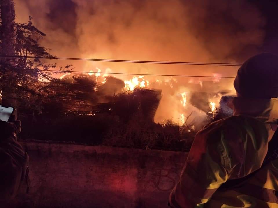 Primer incendio de 2023 en Mazatlán; se prende en fuego bodega de colchones