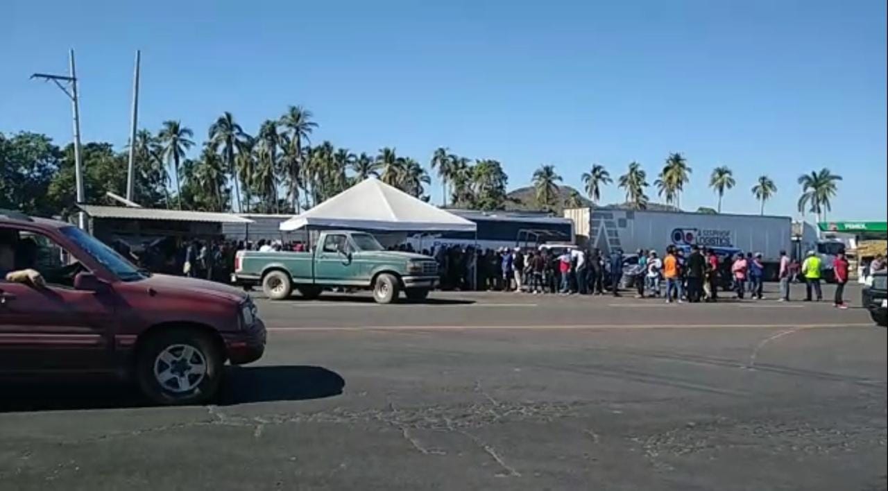 Se provoca un caos de Escuinapa hasta Acaponeta; no hay acceso, ni salida a Sinaloa