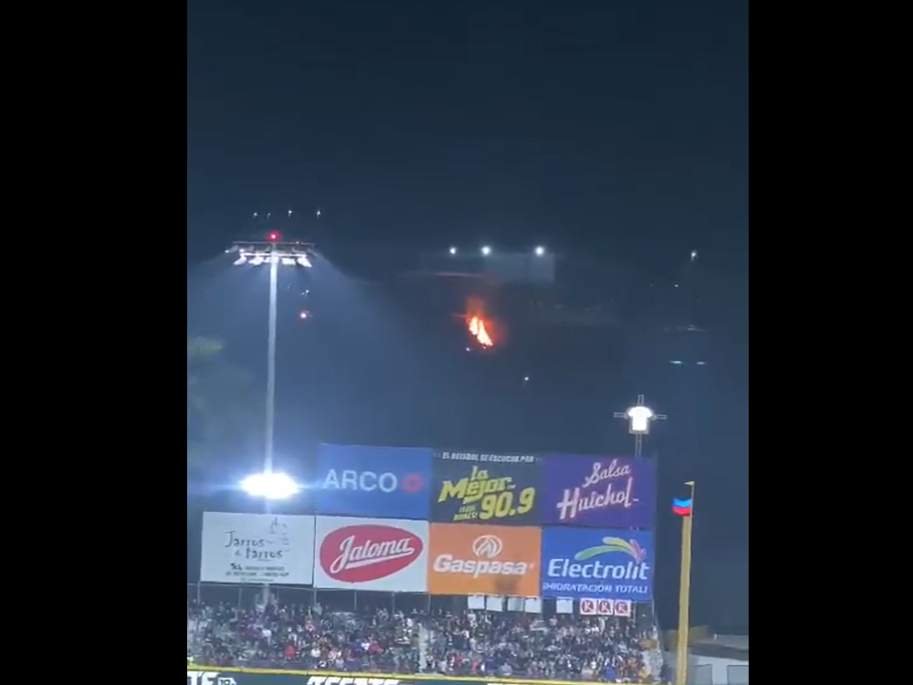 (VIDEO) ¡Fuego! Se quema el Cerro de la Memoria en Los Mochis a consecuencia de detonación de ‘cuetes’