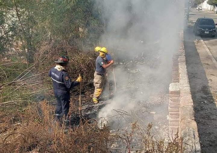 Se quema maleza y basura en un terreno baldío; humo afecta algunos ...