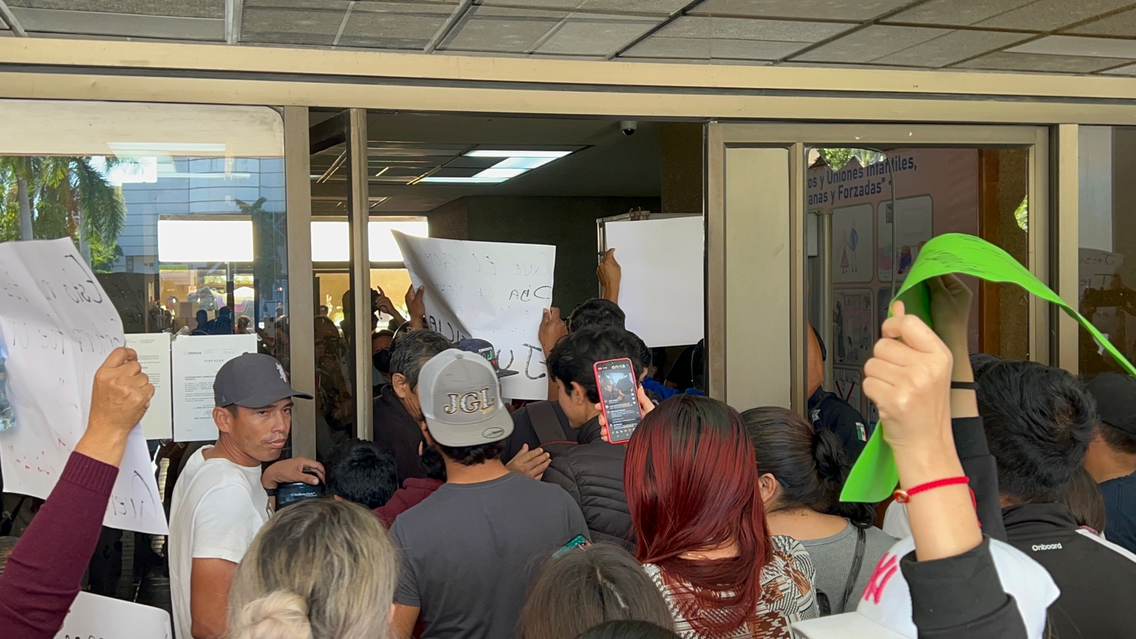 (VIDEO) ¡Tumban la puerta! Se sale de control la manifestación de pobladores de Jesús María en Palacio de Gobierno, en Culiacán