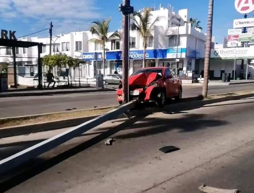 Se impacta conductor contra una luminaria en plena Zona Dorada de Mazatlán