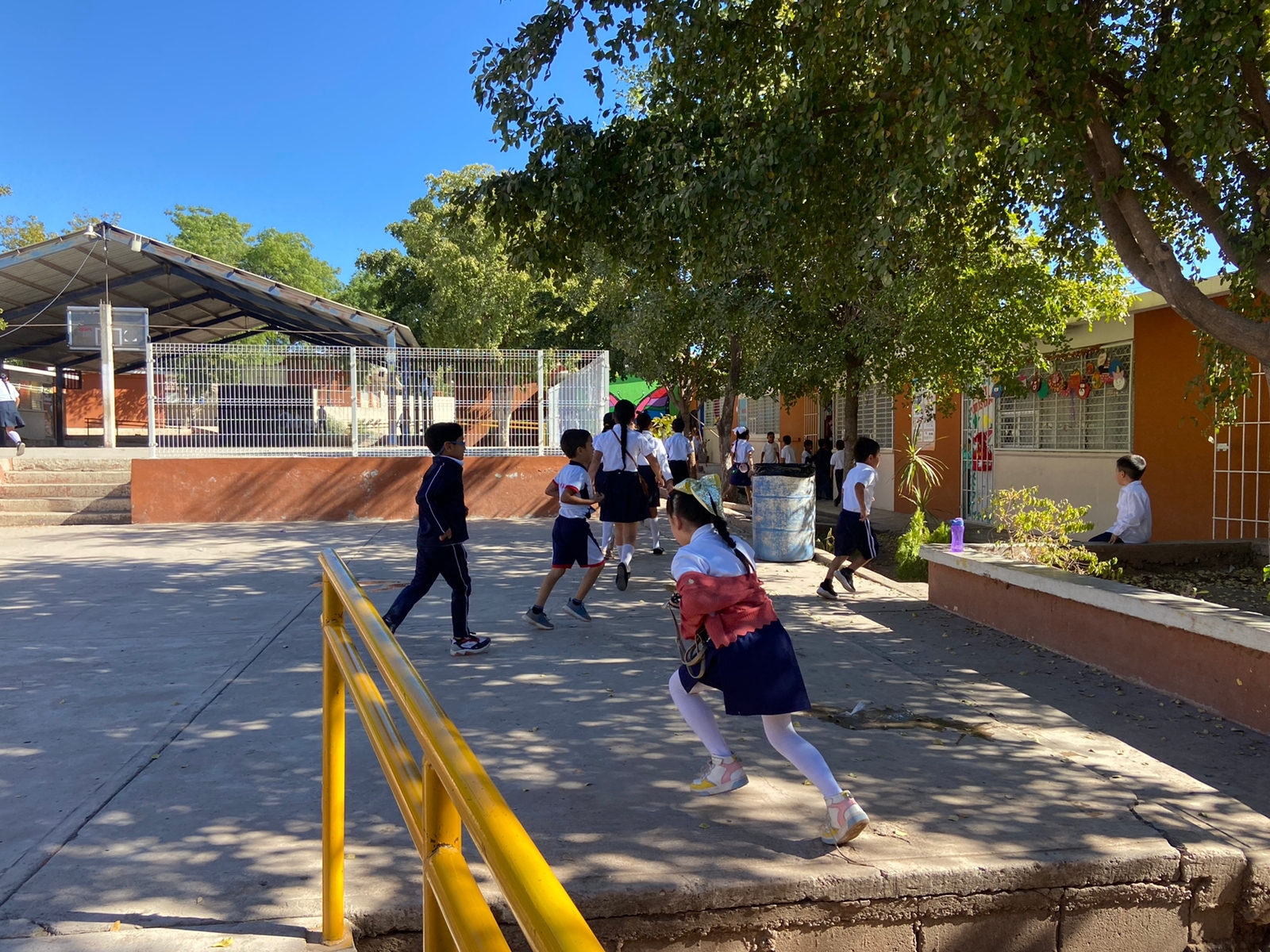 Sin contratiempos, alumnos regresan a clases en la región del Évora; no se reporta ausentismo en las escuelas